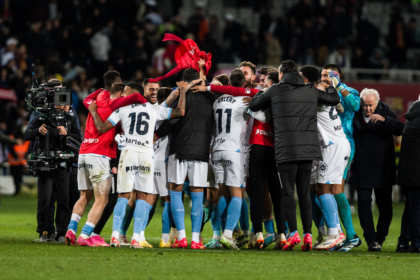 包含一场接连不断的足球比赛引人入胜的词条 包含一场接连不断的足球比赛引人入胜的词条